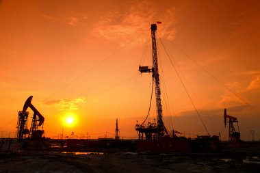 Petrol pompası, petrol endüstrisi ekipmanları