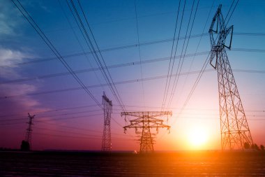 Yüksek voltajlı elektrik kulesi hattı 