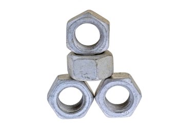 Cıvata ve somun, beyaz arka planda izole edilmiş.