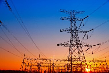 Gün batımında elektrik enerjisi akımı