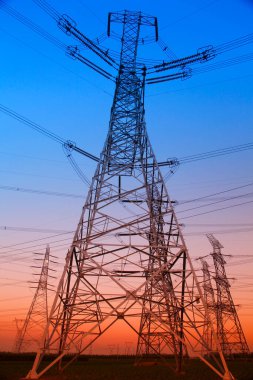 Gün batımında elektrik enerjisi akımı