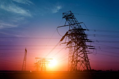 Yüksek voltajlı elektrik kulesi hattı 