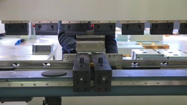 Çelik levha şekillendirme, torna otomatik işletim, endüstriyel aktivite makinesi araçları, otomatik makine işçileri çalışıyor