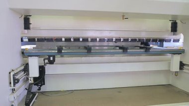 Çelik levha şekillendirme, torna otomatik işletim, endüstriyel aktivite makinesi araçları, otomatik makine işçileri çalışıyor