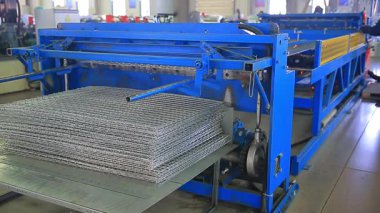 Çelik levha şekillendirme, torna otomatik işletim, endüstriyel aktivite makinesi araçları, otomatik makine işçileri çalışıyor