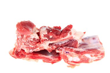 beyaz zemin üzerine taze domuz pirzolası