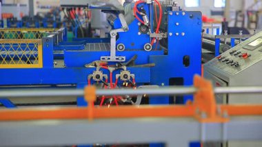 Tel örgü üretim atölyesi, metal barların metal fabrikalarda depolanması ve taşınması ve işletim mekanik ekipmanları
