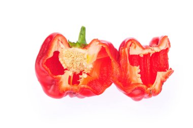 Yeşil biberin beyaz arka planında izole edilmiş 