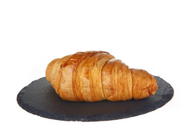 Arka planda taze kruvasanlar var.