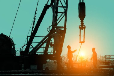 Petrol işçileri çalışıyor.