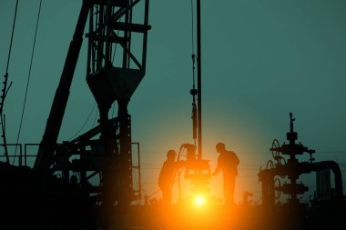 Petrol işçileri çalışıyor.