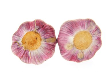 Beyaz arkaplanda sarımsak izole edilmiş. 