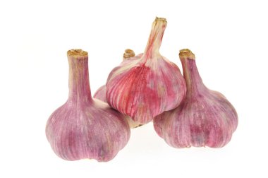 Beyaz arkaplanda sarımsak izole edilmiş. 