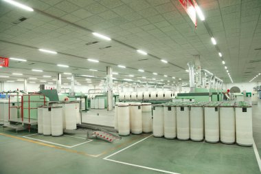 Örgü üretim hattı fabrikasında pamuk grubu 