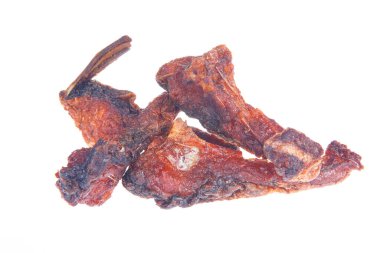 Beyaz arka planda leziz ızgara balık.