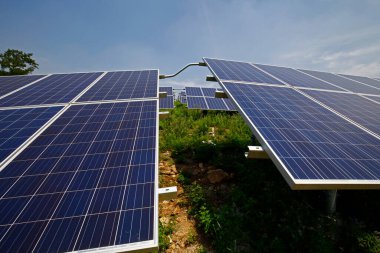 Güneş panelleri yamaçta, enerji tasarrufu yapıyorlar..