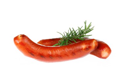 Beyaz arka planda izole edilmiş sosisler.