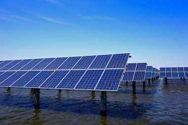 Su üzerindeki güneş panelleri