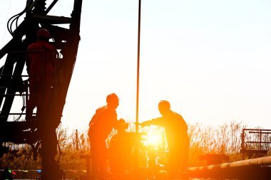 Petrol işçileri çalışıyor.