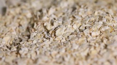  Çırpılmamış yulaf yığını dönüyor