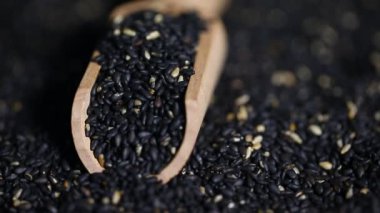 Dönen siyah susam tohumları, susam yağı