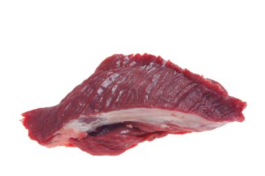 Beyaz arka planda çiğ sığır eti