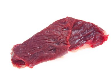 Beyaz arka planda çiğ sığır eti