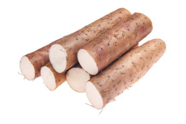 Beyaz arka planda tatlı patates, çok taze.