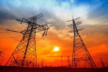 Elektrik kulesi, gün batımında siluet.
