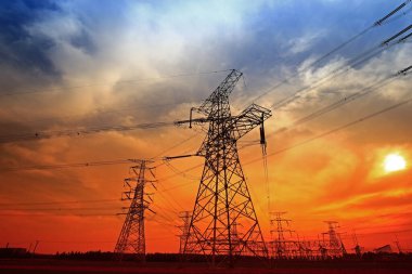 Elektrik kulesi, gün batımında siluet.