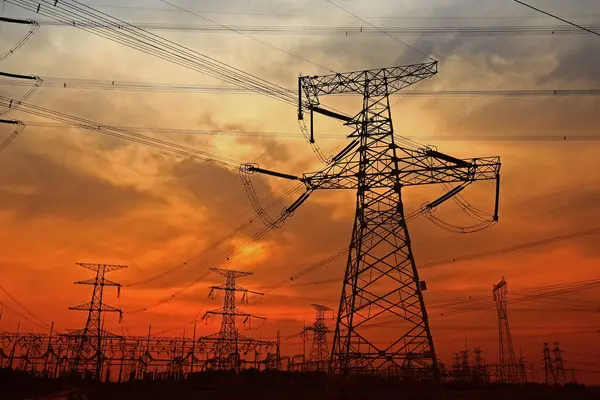 Elektrik kulesi, gün batımında siluet.