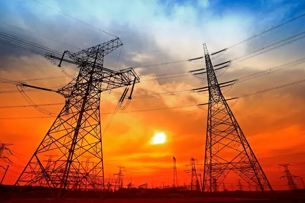 Elektrik kulesi, gün batımında siluet.