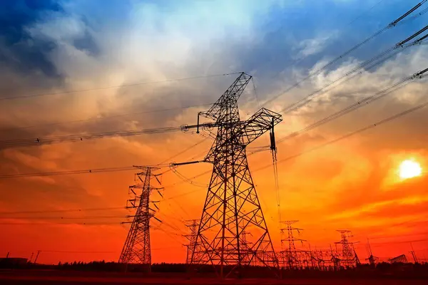Elektrik kulesi, gün batımında siluet.