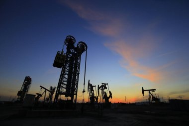 Petrol sahası, akşamları, petrol pompaları çalışıyor., 