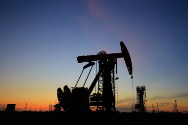 Petrol sahası, akşamları, petrol pompaları çalışıyor., 