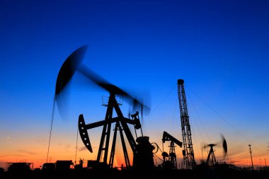 Petrol sahası, akşamları, petrol pompaları çalışıyor., 