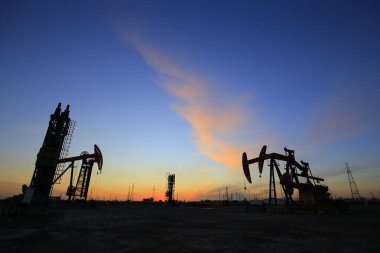 Petrol sahası, akşamları, petrol pompaları çalışıyor., 