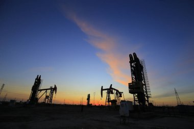 Petrol sahası, akşamları, petrol pompaları çalışıyor., 