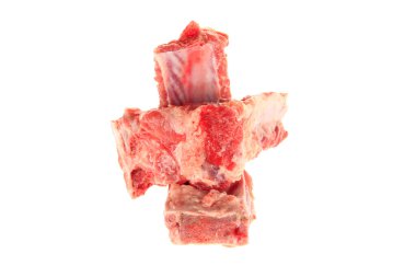 beyaz zemin üzerine taze domuz pirzolası