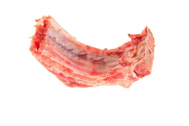 beyaz zemin üzerine taze domuz pirzolası