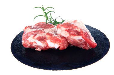 beyaz zemin üzerine taze domuz pirzolası