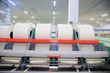 Pamuk grubu üretim bandı fabrikasında, çok temiz ve düzenli.