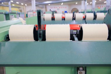 Pamuk grubu üretim bandı fabrikasında, çok temiz ve düzenli.