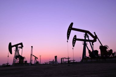 Petrol sondaj kulesi, Çin 'in Hebei eyaletinin Tanghai ilçesi petrol sahaları