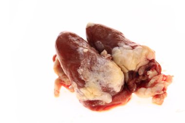 Beyaz arka plandaki kalp.