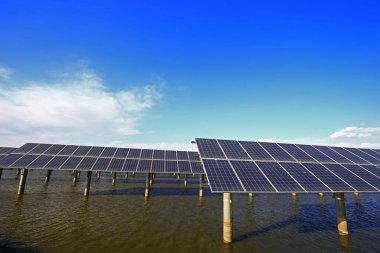 Suyun üzerindeki güneş panelleri