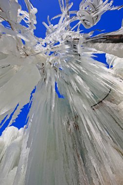 Buz şelalesi, kışın doğal manzara.