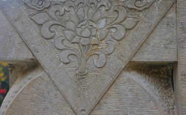 Taşın üzerindeki eski bir süs. Yakın plan dikişsiz doku. Taş dokusu. Taştaki desen. Kabartmalı desen