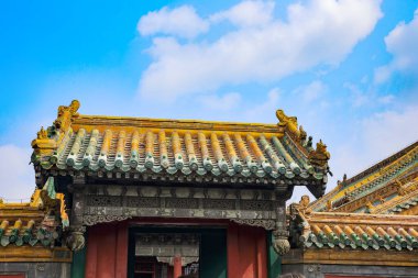 Arka planda mavi renkli fayanslar var., 