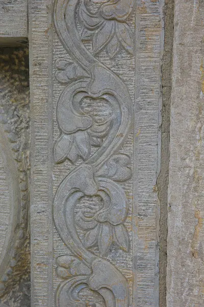 Taşın üzerindeki eski bir süs. Yakın plan dikişsiz doku. Taş dokusu. Taştaki desen. Kabartmalı desen